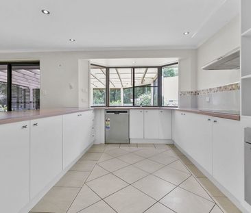 Comfortable Family Living Close to the Noosa River - Photo 6