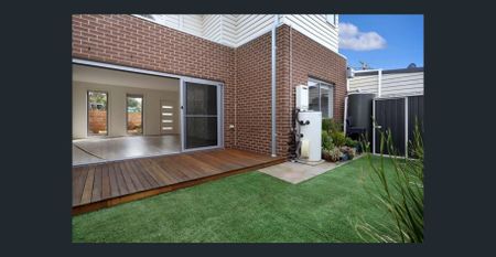 SPACIOUS & LIGHT FILLED TOWNHOUSE! LEASE TILL JUNE 2026 ONLY - Photo 3