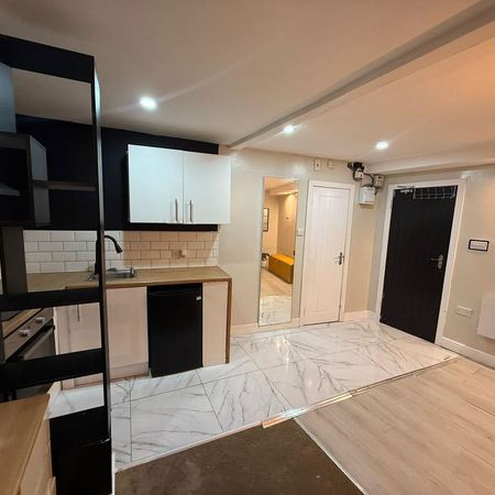 Studio to rent - Photo 3