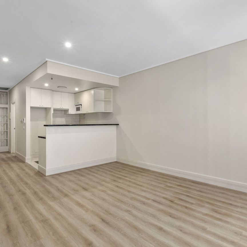 Stylish Inner-City Apartment Opposite Fawkner Park - Photo 1