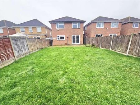 Steli Avenue, Canvey Island, Canvey Island, SS8 - Photo 3