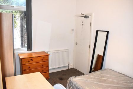 6 bedroom terraced house to rent - Photo 3