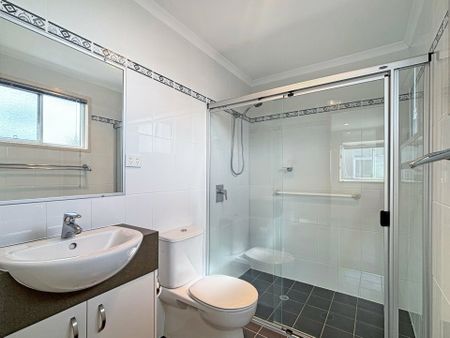 Spacious 2-Bedroom Townhouse in Central Bongaree with Waterfront Access - Photo 5