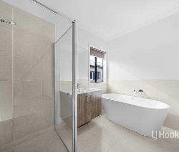 18 Yucamane Drive, Truganina VIC, Belconnen - Photo 6