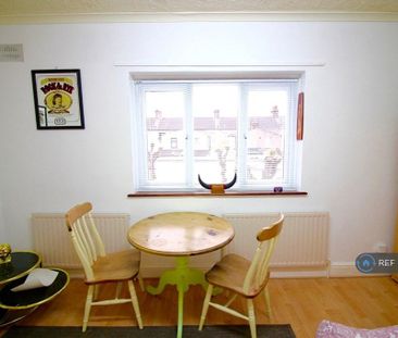 1 bedroom in a flat share to rent - Photo 5