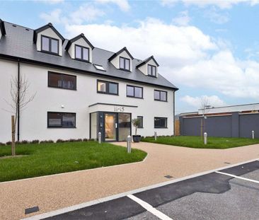 A modern penthouse apartment located on Hythe's shoreline. - Photo 5