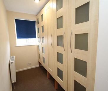 4 bedroom end of terrace house to rent - Photo 4