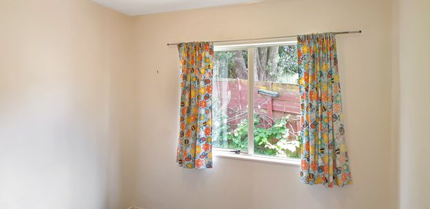 Fabulous 2 bdrm/double garage stand alone home - Photo 1