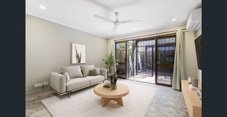 TWO BEDROOM TOWNHOUSE WITH PRIVATE COURTYARD - Photo 2