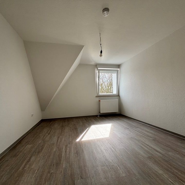 Frisch ausgebaute Dachgeschosswohnung in ruhiger, naturnaher Lage – Erstbezug! - Foto 1