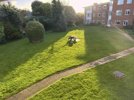 2 bedroom flat to rent - Photo 4