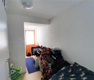 Cedar Avenue, Blackwater, Camberley, Hampshire, GU17 - Photo 6