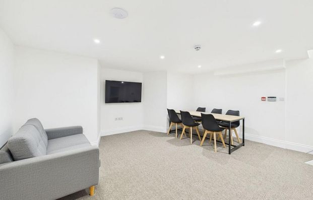 1 bedroom in a house share to rent - Photo 1