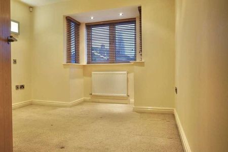 :: Greenbank Road, SK8 - Photo 2