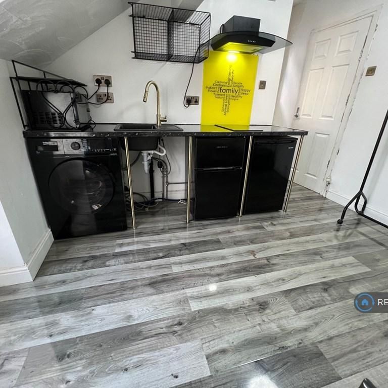 Studio to rent - Photo 1