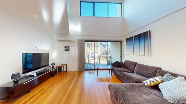 Fully Furnished Townhouse with Views Over Edinburgh Gardens! - Photo 1