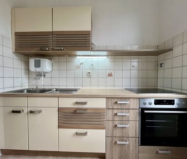 Helle Altbau-2-Zimmerwohnung mit Küche, Bad und großzügiger Deckenh... - Photo 1