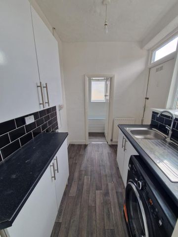 3 bedroom flat to rent - Photo 4