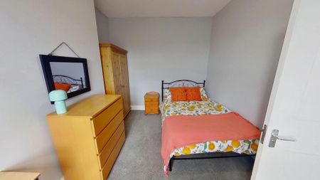 5 bedroom semi-detached house to rent - Photo 3