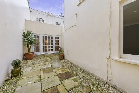 3 bedroom flat in Belgravia - Photo 3