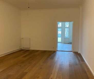 Charmante Altbauwohnung mit Einbauküche und Balkon in der Uhlandstraße - Photo 1