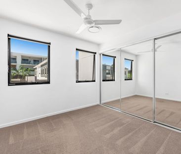 Modern 4-bedroom living - Photo 4