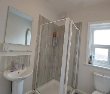 Spacious room in friendly, clean and central shared house Room 3 - Photo 5