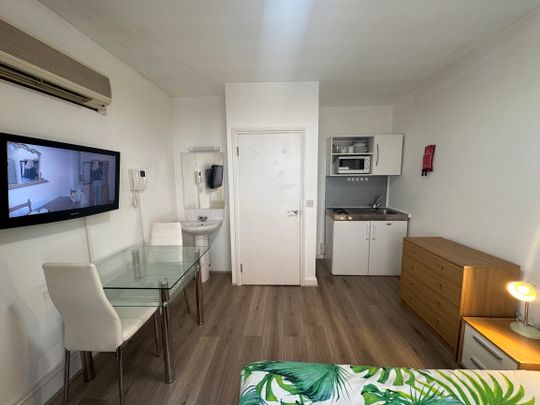 Double Bedsit - Photo 1