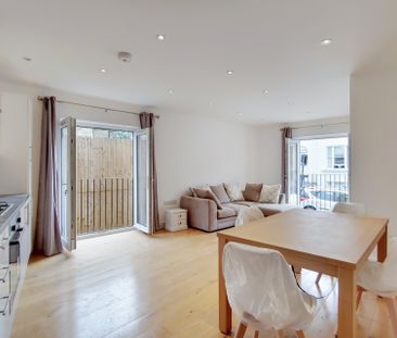 Curwen Road, Hammersmith, London, W12 - Photo 1