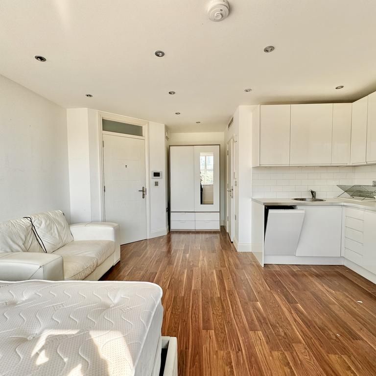 Studio to rent - Photo 1