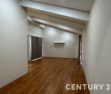 Freshly Renovated & Ready to Impress! - Photo 3