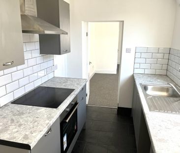 2 bedroom end of terrace house to rent - Photo 5