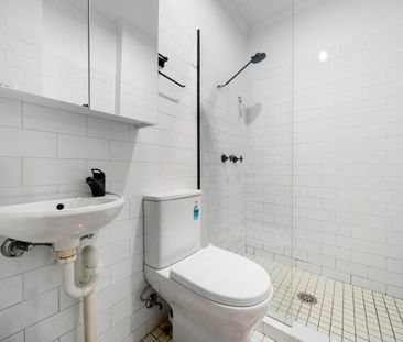 Furnished Studio Apartment in Prime Location - Photo 2