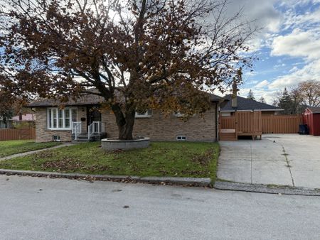 For Lease - 2 Mackinac Crescent, Toronto, Ontario - Photo 3