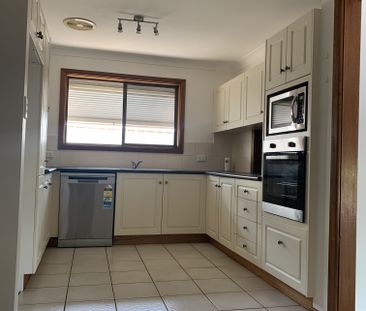 Within walking distance of shops, schools, public transport and parks. - Photo 3