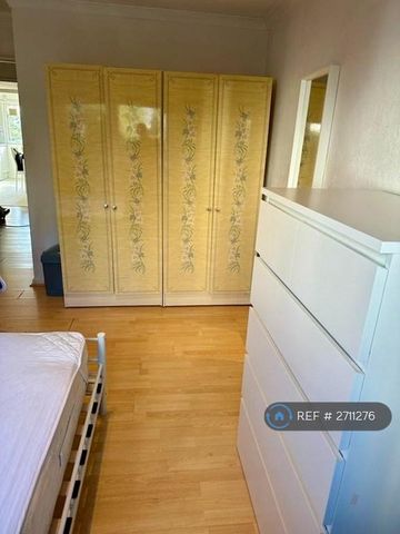 1 bedroom in a flat share to rent - Photo 4