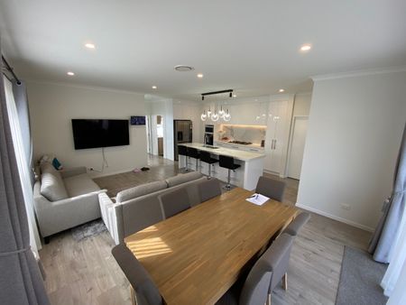 Exceptional 6-Bedroom Family Home in Flat Bush – Available Mid-April - Photo 3