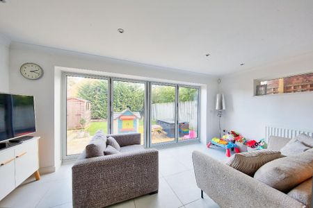 4 bedroom detached house to rent - Photo 2