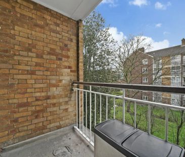 3 bedroom flat in London - Photo 5