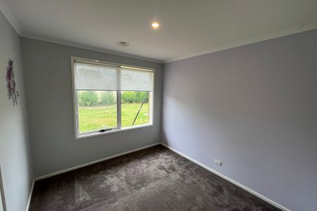 Beautiful Family Home in Cranbourne North - Photo 4