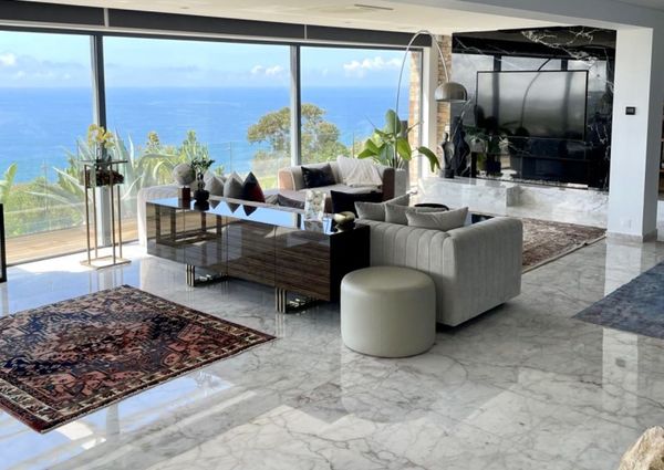 Deslumbrante moradia exclusiva, com vista frontal de mar e piscina privada.