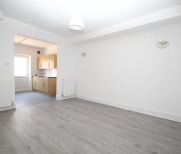 4 bedroom end of terrace house to rent - Photo 2