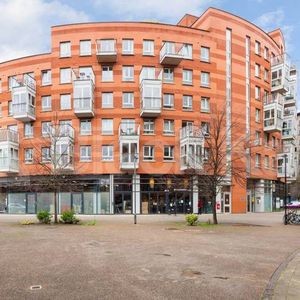 1 bedroom property located within a secure building with concierge - Photo 3