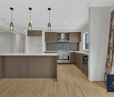 Spacious Family Home in a Prime Cranbourne East Location!! - Photo 5