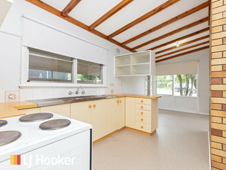 Spacious Three Bedroom Home with High Ceilings - Photo 3