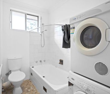 Conveniently Located Modern Apartment - Photo 4