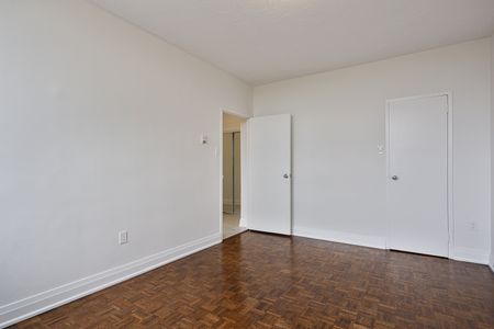 2 Bedrooms - Photo 2