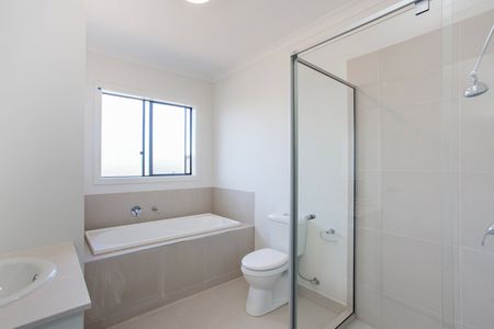 FOUR BEDROOM HOME IN POPULAR LOCATION - Photo 4