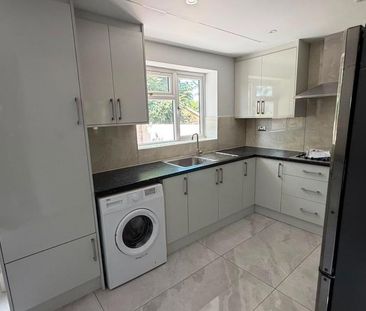6 bedroom semi-detached house to rent - Photo 4