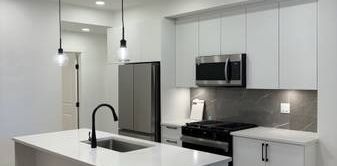 Beautiful 1000 sq ft Corner unit Condo in BRAND NEW building. $2900 - Photo 2